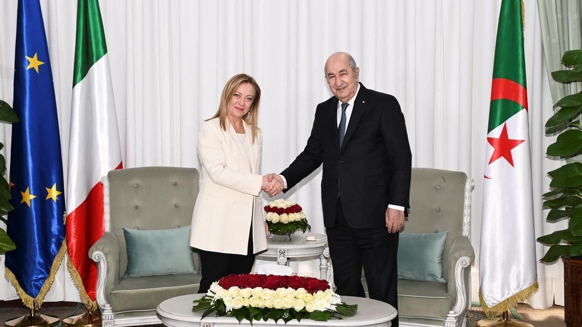 El presidente de Argelia, Abdelmadjid Tebbouni, con la primera ministra italiana, Giorgia Meloni, en Argel.