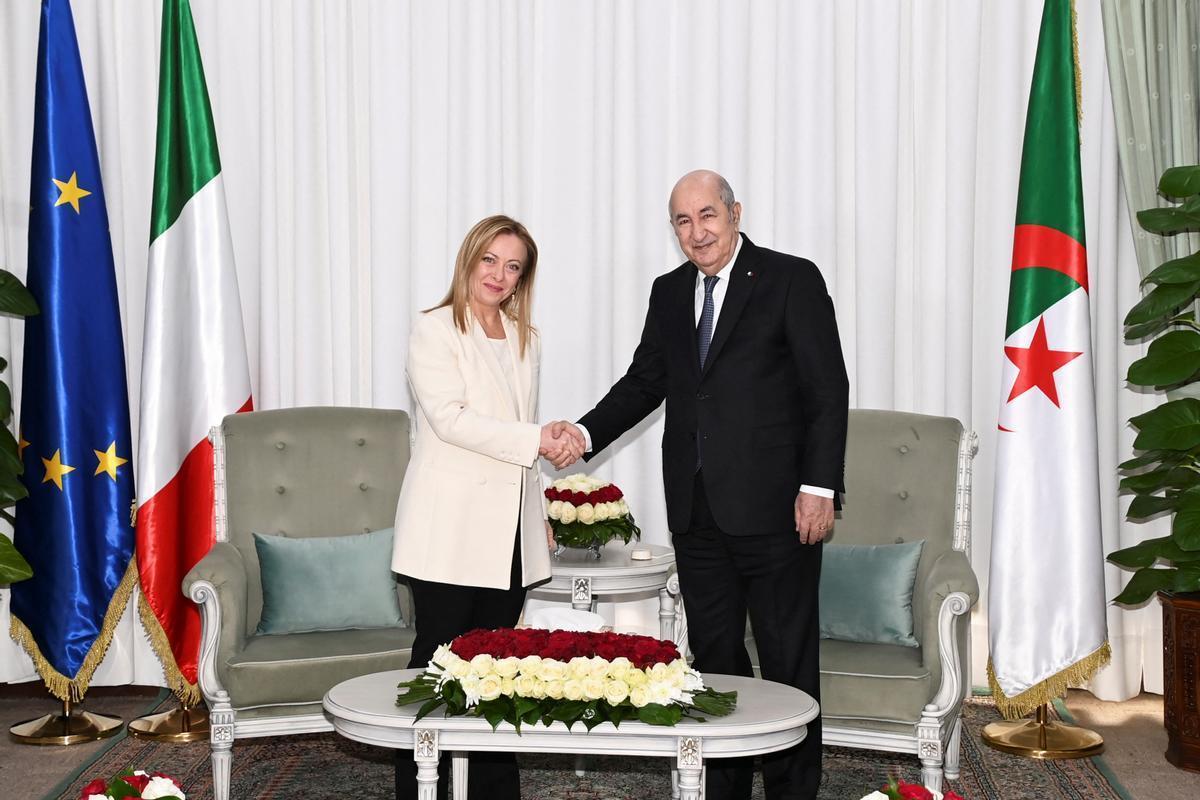 El presidente de Argelia, Abdelmadjid Tebbouni, con la primera ministra italiana, Giorgia Meloni, en Argel.