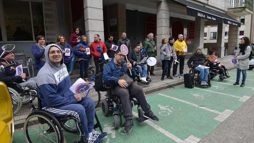 Personas con movilidad reducida, en una protesta por la accesibilidad universal. // Gustavo Santos