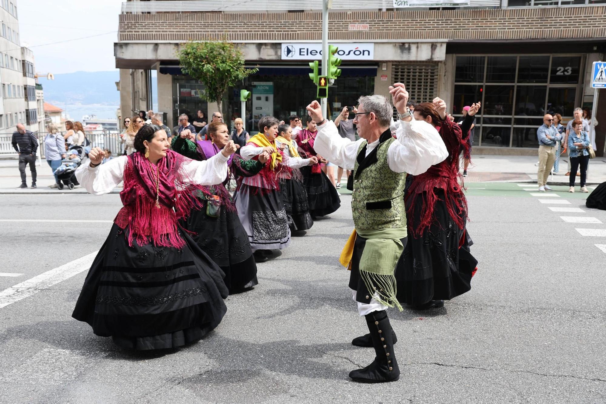 Vigo baila «al compás de una muiñeira»