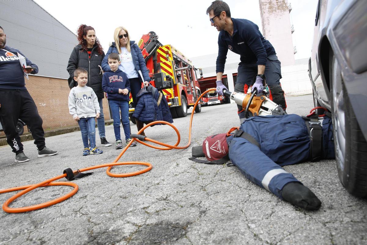 Una jornada de puertas abiertas en el parque de bomberos