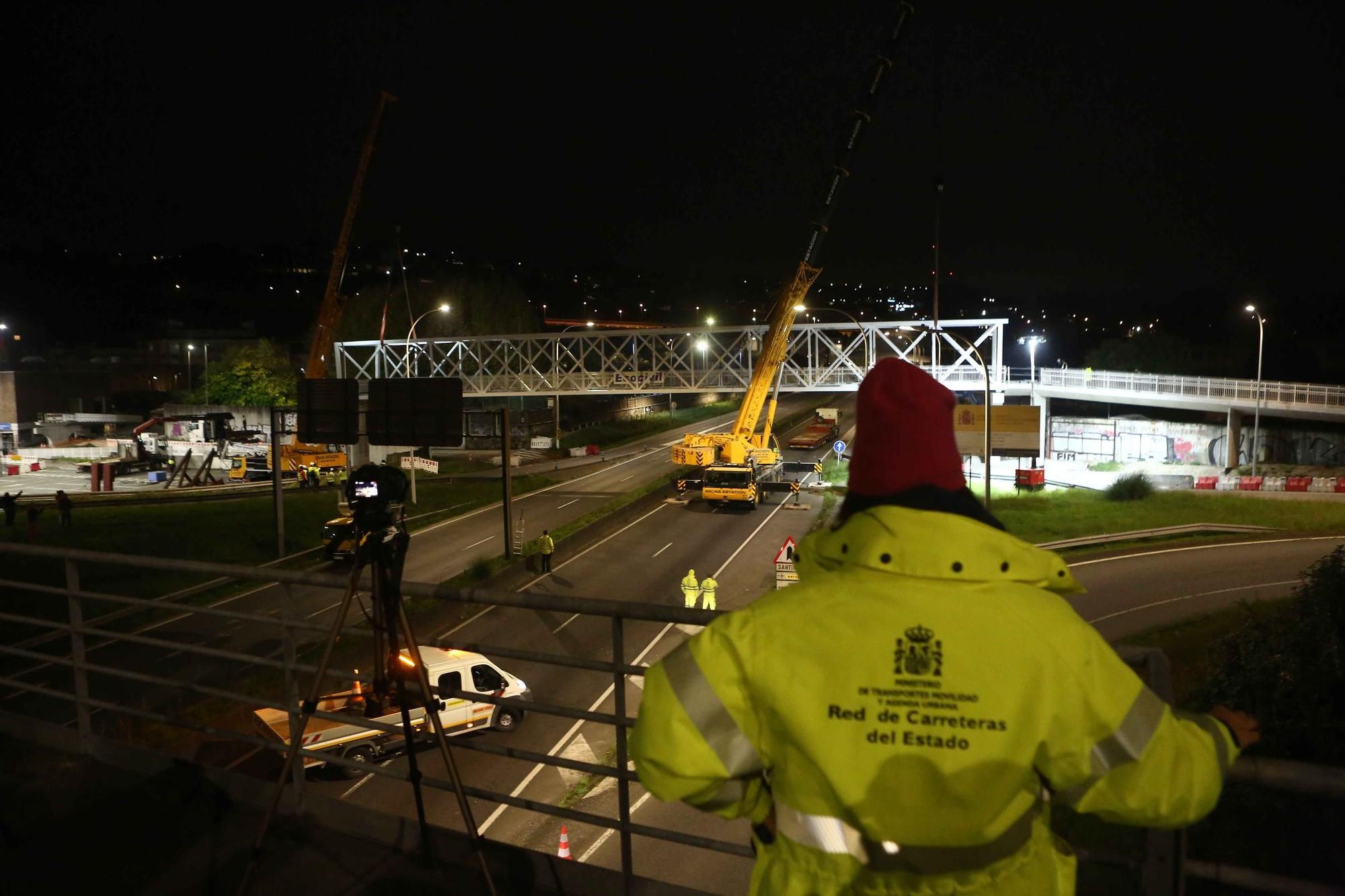 Corte de tráfico nocturno en Alfonso Molina para la instalación de la pasarela de Pedralonga