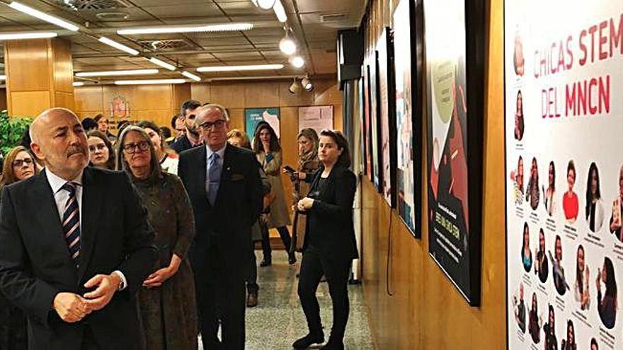 Igualdad en imágenes. El delegado del Gobierno, Javier Losada, invitó ayer a los jóvenes a reflexionar sobre el concepto de igualdad al inaugurar la muestra &#039;Las chicas somos guerreras, y también ingenieras y científicas, tecnólogas, matemáticas...&#039;.