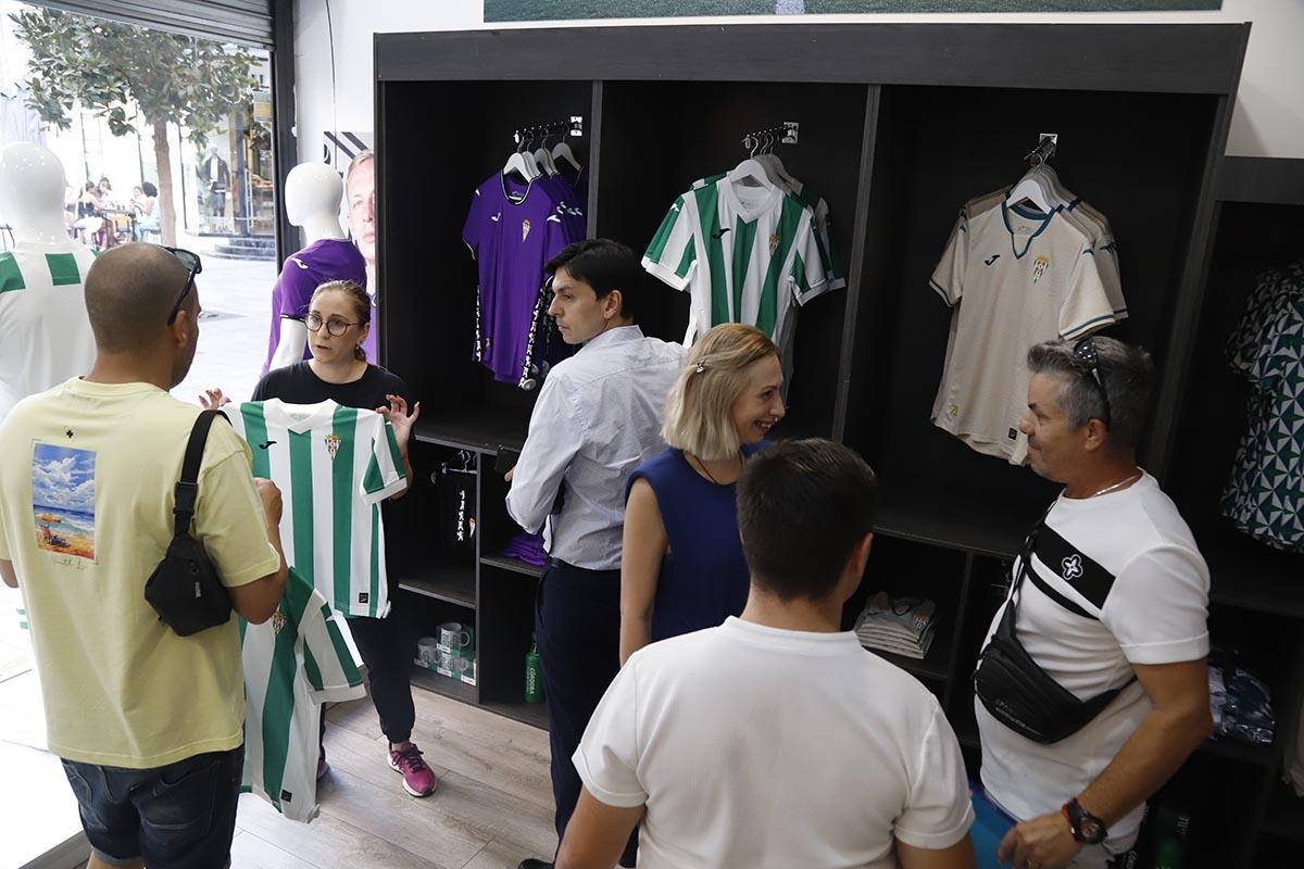 Las nuevas camisetas del Córdoba CF a la venta, en imágenes