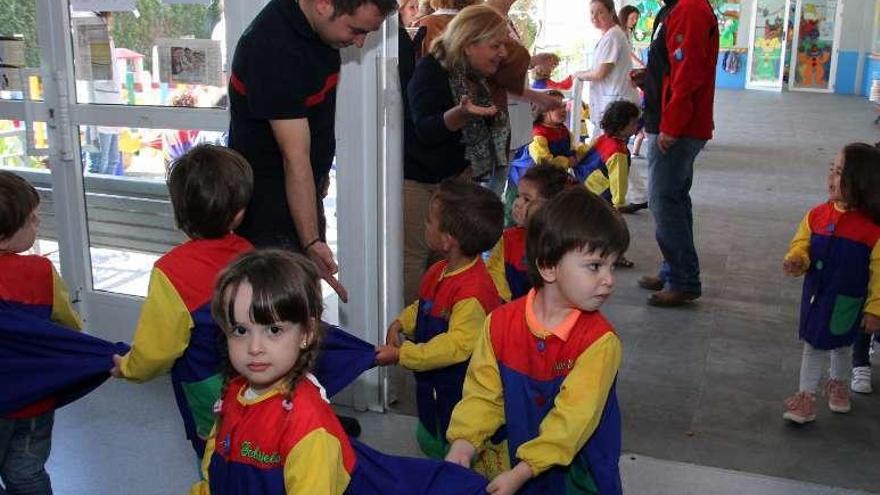 El simulacro en la guardería municipal de Vilagarcía, ayer. // Noé Parga