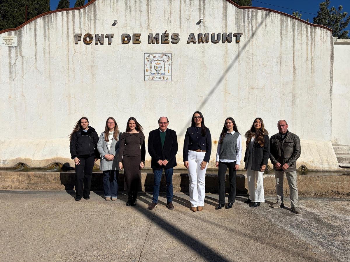 El alcalde de Les Useres, Jaime Martínez, junto a la nueva reina y su corte de honor.