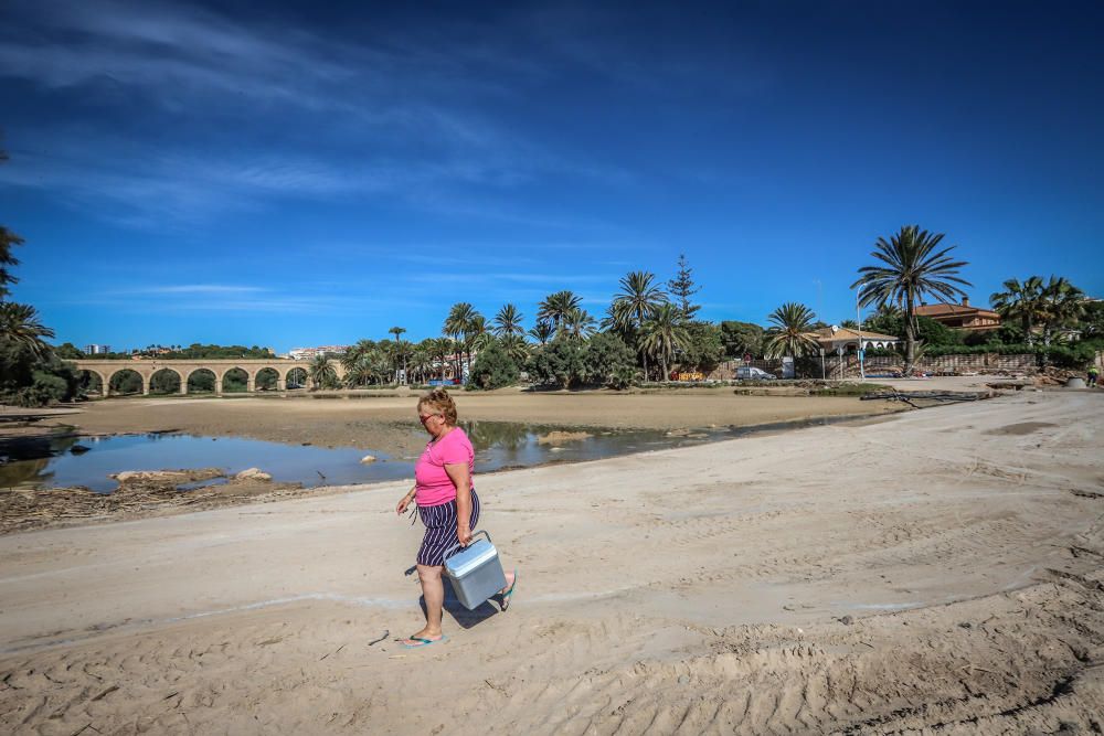El río Nacimiento causó destrozos en Orihuela Costa en la gota fría en zonas donde se ha ocupado su cauce natural, como el paseo en la playa o los viales y zonas deportivas de varias urbanizaciones