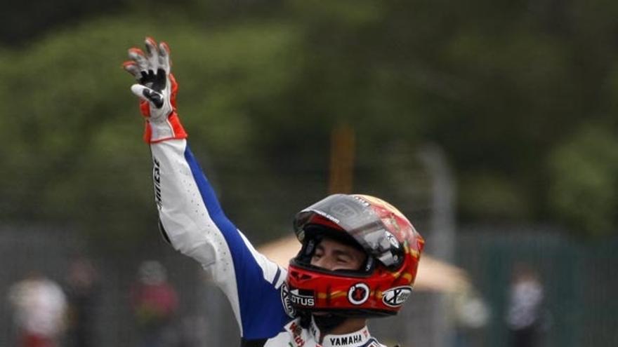 Lorenzo levanta el brazo tras la carrera de MotoGP.