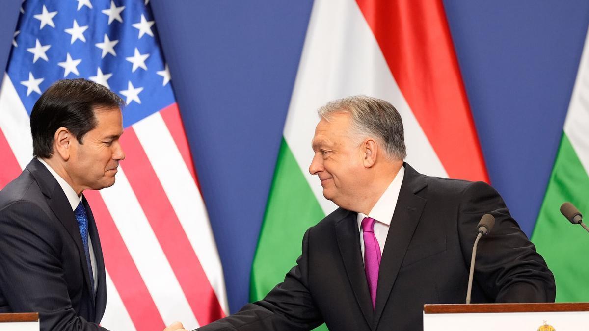 El secretario de Estado de EEUU, Marco Rubio, estrecha la mano al primer ministro de Hungría, Viktor Orbán, durante la rueda de prensa mantenida por ambos en Budapest este lunes.