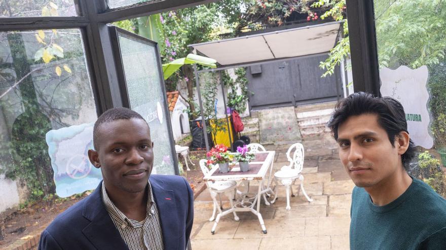 David Fallah (esquerra) i John Revolledo, en una de les tres BacStation que la fundació BarcelonActua té a Barcelona.  | JORDI COTRINA