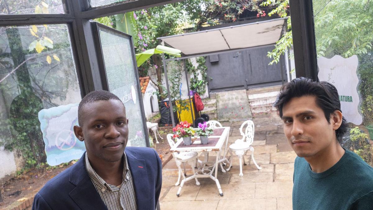 David Fallah (esquerra) i John Revolledo, en una de les tres BacStation que la fundació BarcelonActua té a Barcelona.  | JORDI COTRINA