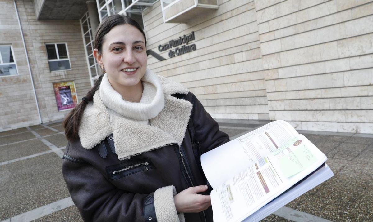 Lucía García a la salida de la Bances Candamo con el libro de temario de sus oposiciones de enfermería.  | MARA VILLAMUZA