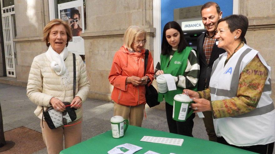 Voluntarios recaudan fondos para la Asociación Española Contra el Cáncer. | // FERNANDO CASANOVA