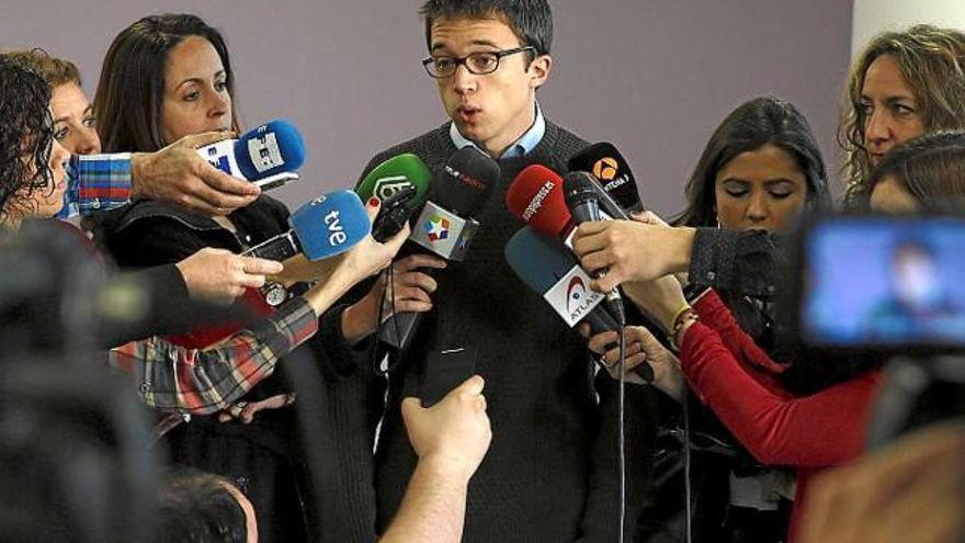 Errejón atenent els mitjans de comunicació