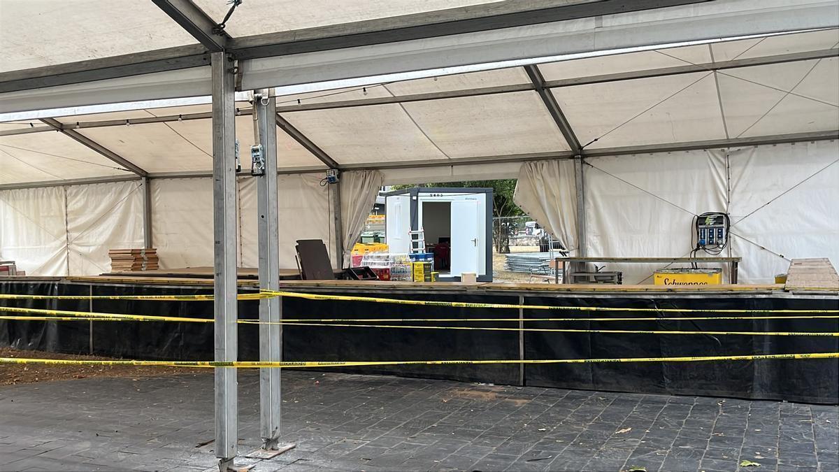 Vista de la zona de barra de las fiestas, que se está montando en el parque de Arriba.