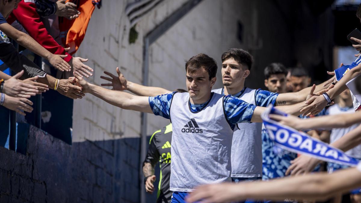 Francho y Vital saludan a los aficionados a la salida al césped de La Romareda para disputar el último partido.