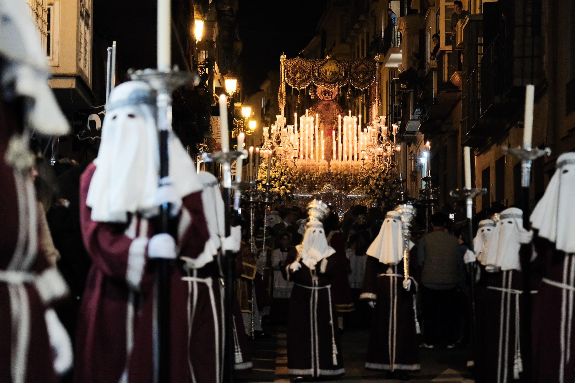 Gitanos retrasó su salida para esquivar la lluvia en este Lunes Santo.