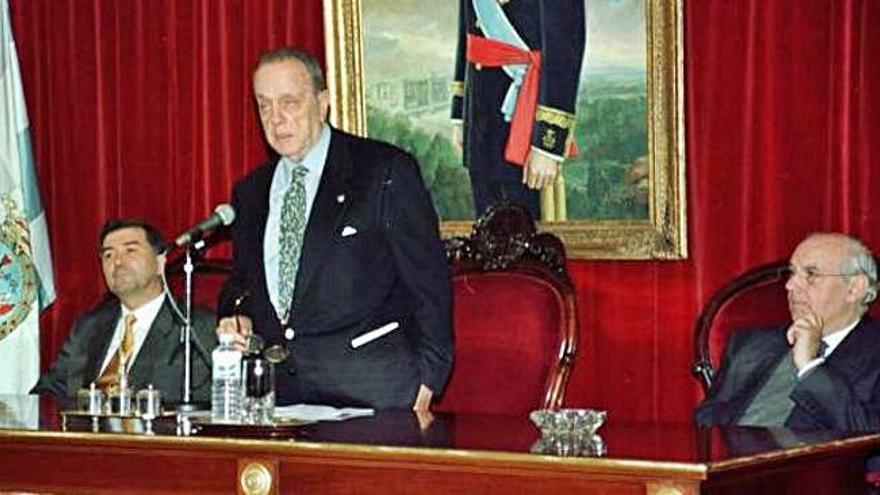 Manuel Fraga, en el salón del plenos del Ayuntamiento de Ferrol en diciembre de 2001.