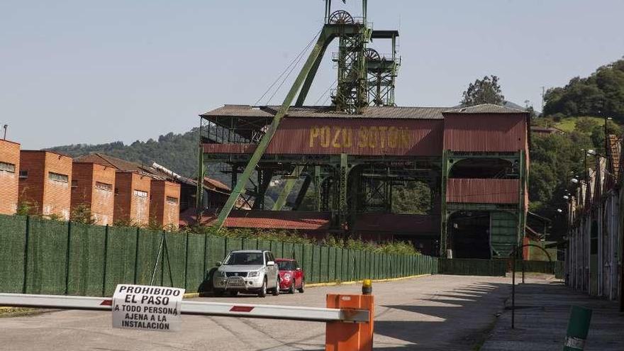 Las instalaciones exteriores del pozo Sotón, ayer por la tarde, sin visitantes.