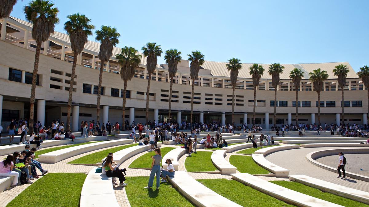 Campus de la Universidad de Alicante durante la última PAU