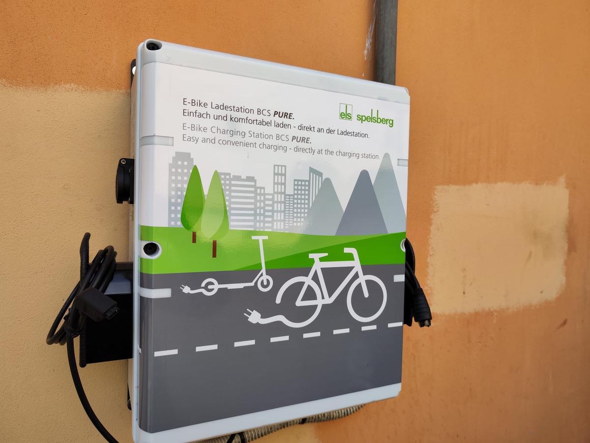 La caja de los cargadores de bicis eléctricas de Grado.