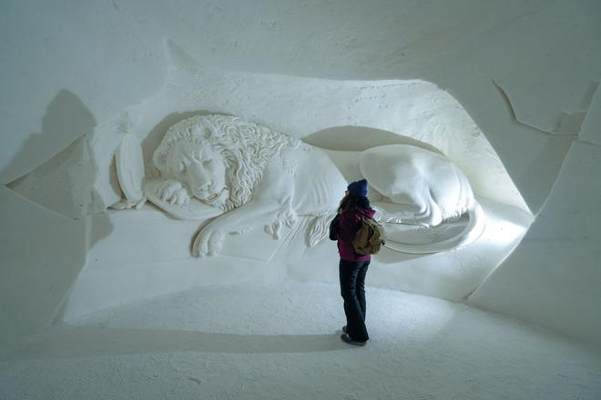 Uno de los monumentos de hielo del SnowVillage (el León de Lucerna)