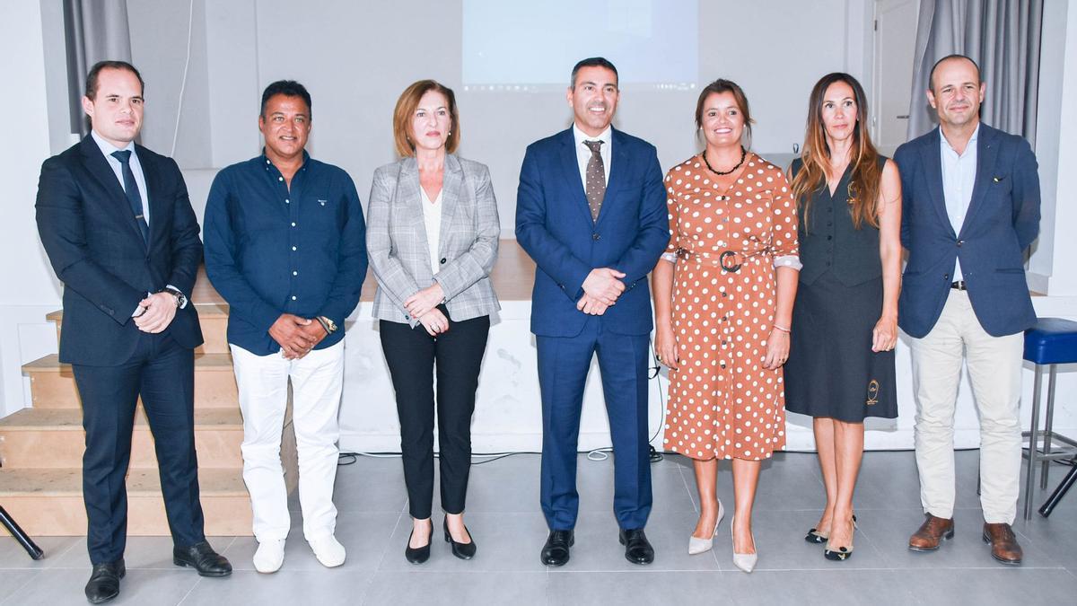 Hoteleros y empresarios junto al alcalde de Teguise, Oswaldo Betancort, y la concejala de Urbanismo, Olivia Duque (centro), durante la presentación de los proyectos para Costa Teguise en el Centro Cívico de la localidad.