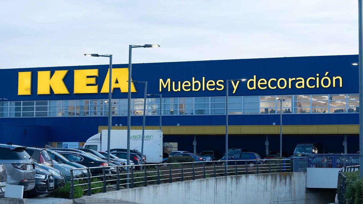 Largas filas en Ikea para conseguir el zapatero vertical low cost que deja el suelo de la entrada despejado