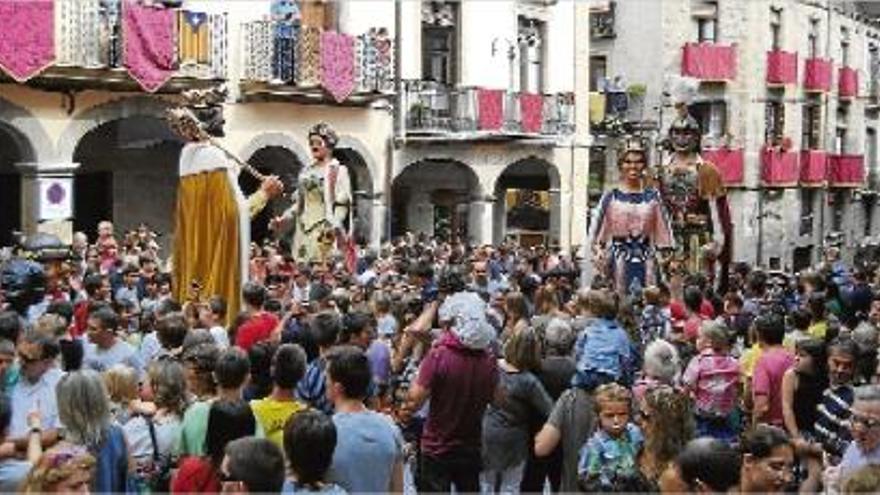 Els quatre gegants van ballar en commemoració dels quaranta anys del primer ballador voluntari