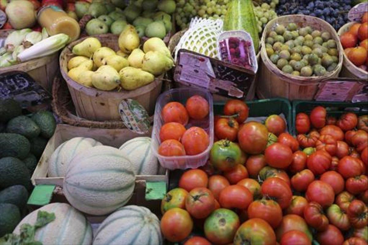 Frutas y verduras a la venta en un mercado.