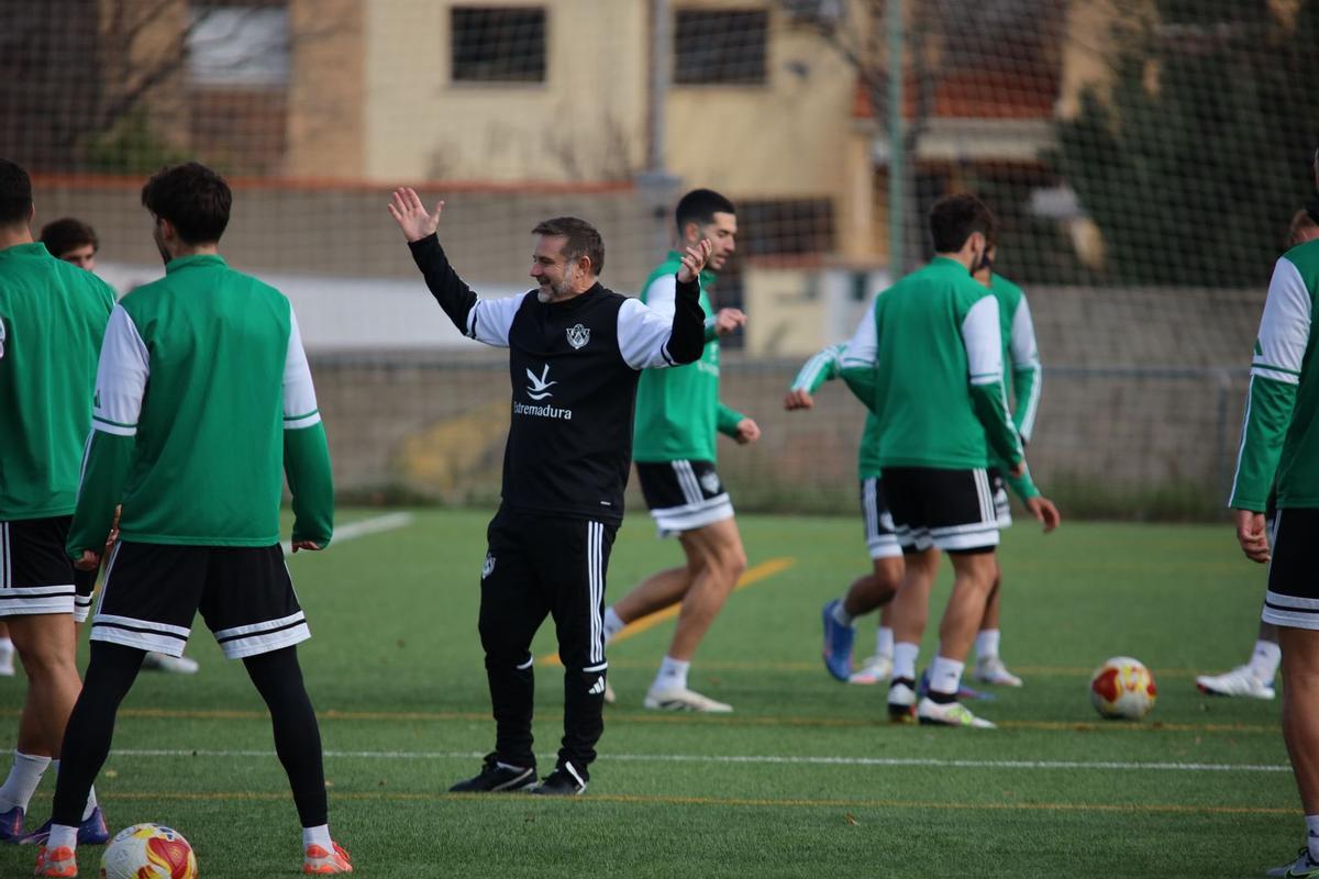 Julio Cobos gesticula durante el entrenamiento de este domingo.