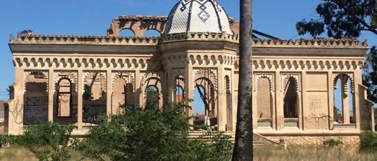 Vista frontal del palacete de Cortina, con los puntales instalados.