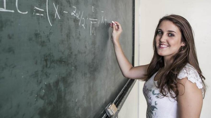 La estudiante Helena Ramírez, una de las mejores notas del IES Isabel de España, realiza una ecuación en la pizarra. | josé carlos guerra