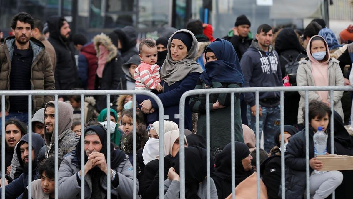 Un grupo de refugiados aguarda en el puerto de Mitilene, en la isla de Lesbos, el pasado 4 de marzo.