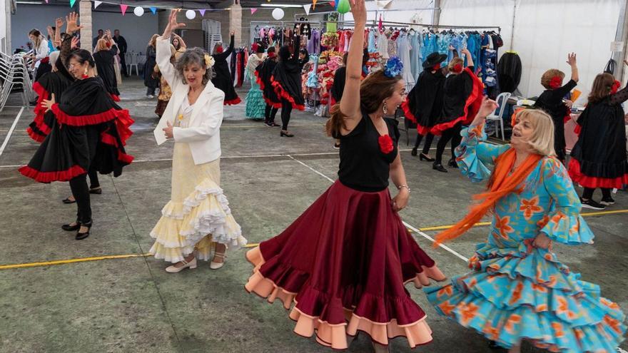 Baile, música y volantes en Almeiras por la Feria de Abril | LOC