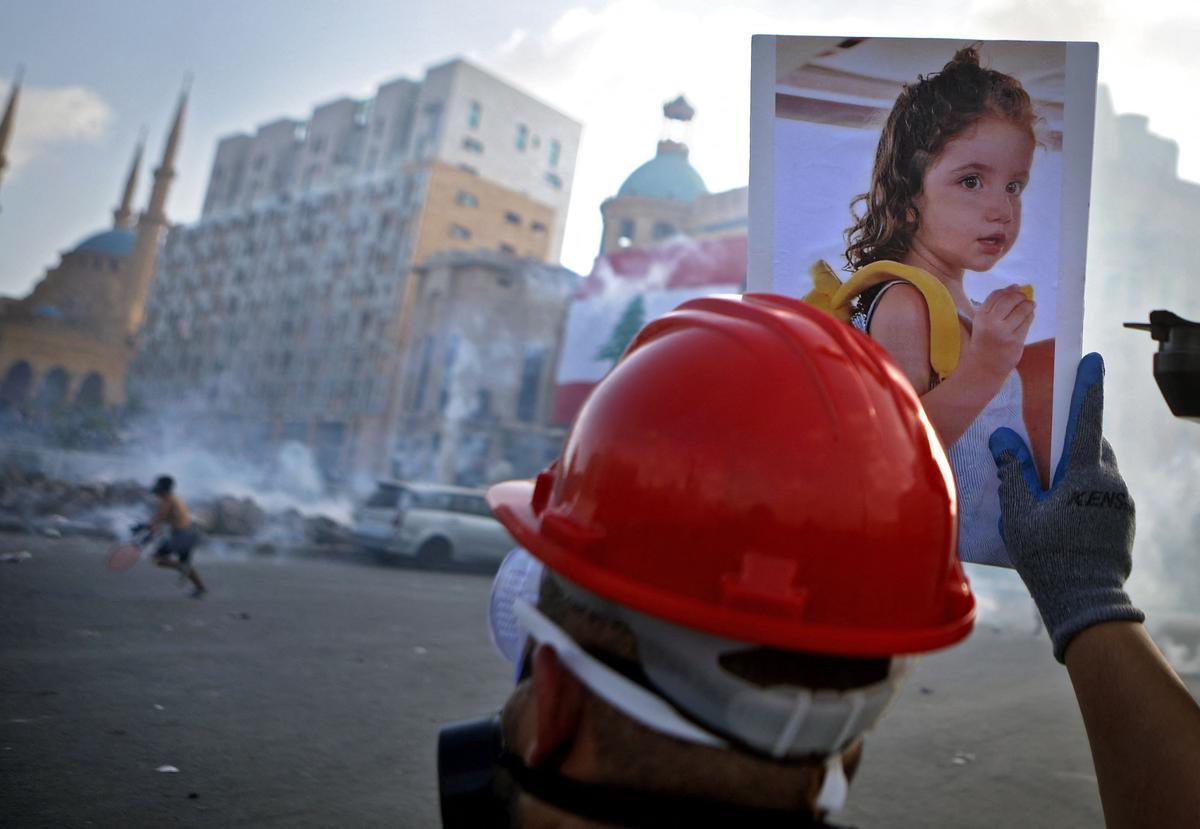 8 de agosto de 2020, un manifestante libanés lleva una foto de Alexandra Najjar, de 3 años, víctima de la explosión del puerto