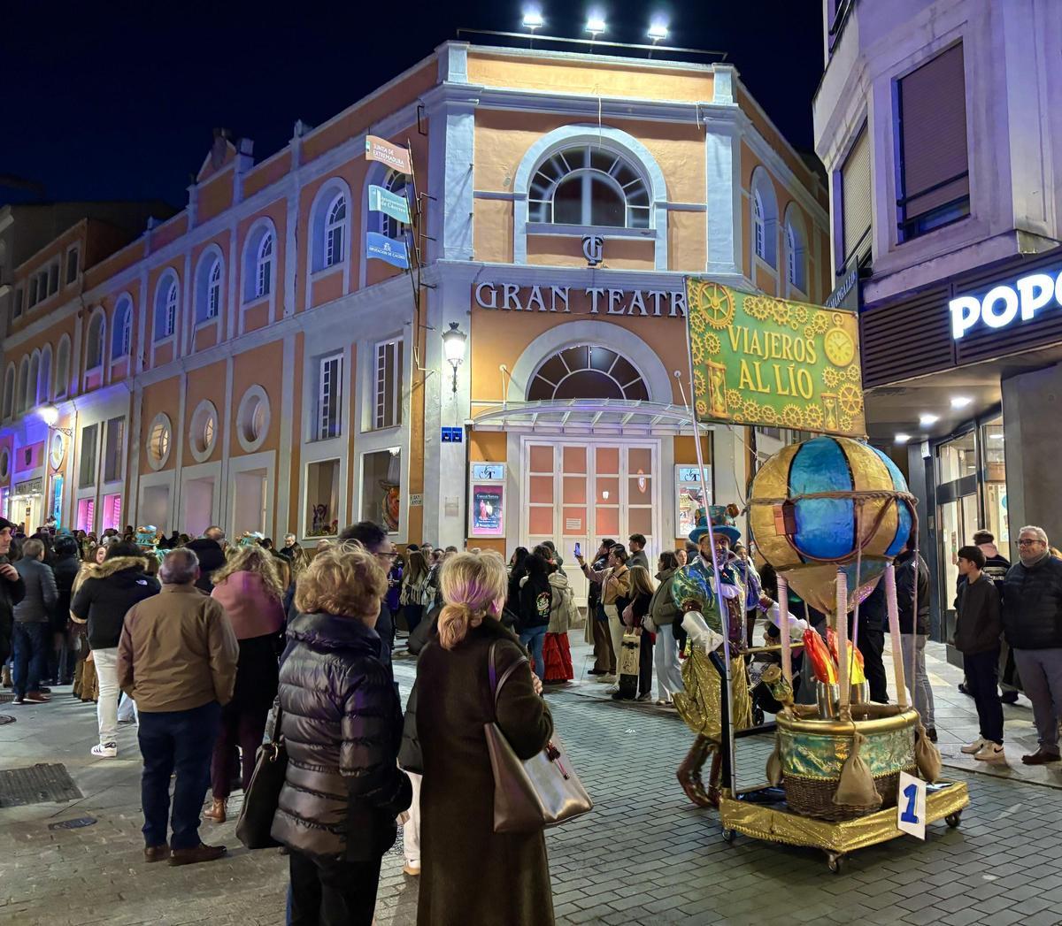 Desfile del sábado de Carnaval a su paso por el Gran Teatro de Cáceres.
