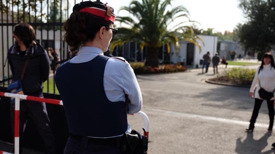 Vigilància al cementiri de Figueres per Tot Sants
