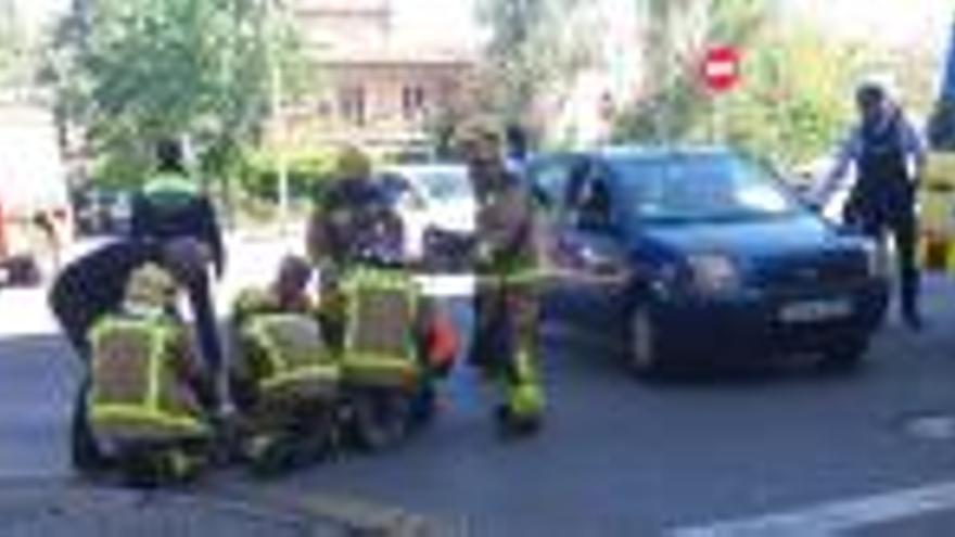Una motorista ferida en xocar amb un cotxe a Girona