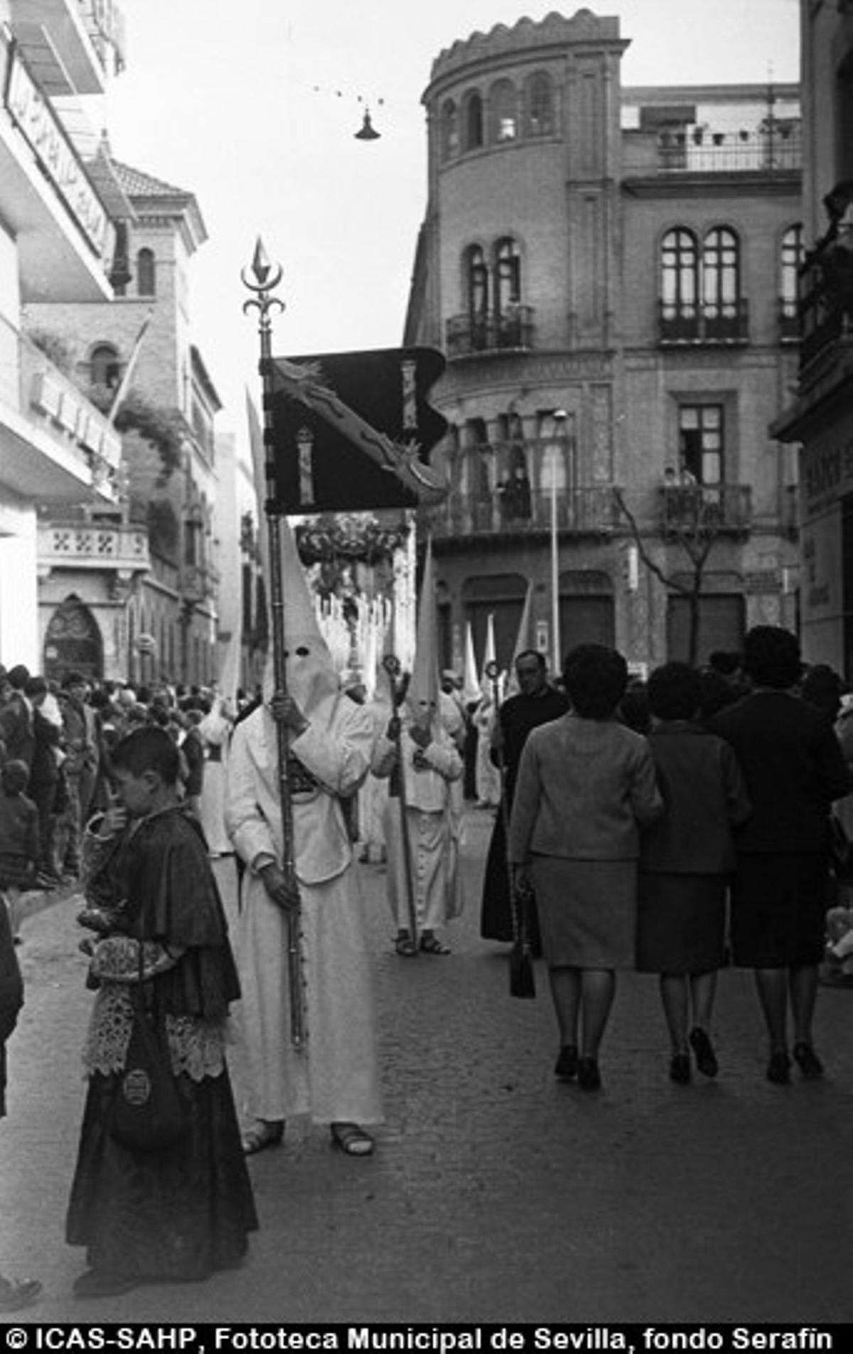 Domingo de Ramos. La Hermandad de La Cena en la calle Orfila. 1964 Domingo de Ramos. La Hermandad de La Cena en la calle Orfila. 1964
