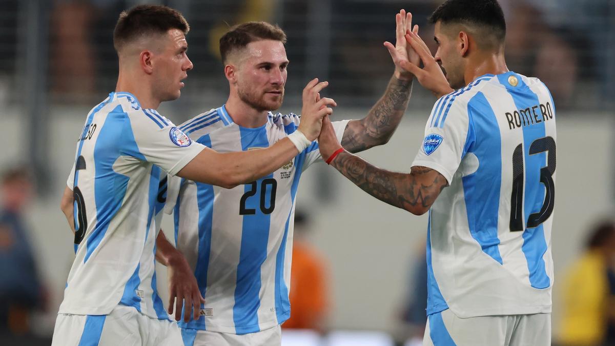 Giovani Lo Celso, Alexis Mac Allister y Cristian Romero celebran el pase de Argentina a cuartos de final tras vencer a Chile.