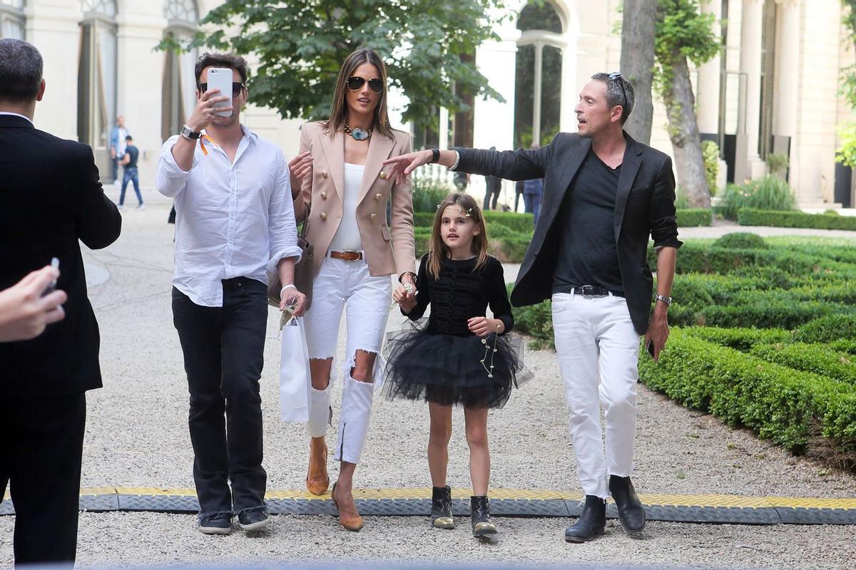 Alessandra Ambrosio y su hija en el desfile de Balmain Homme en París