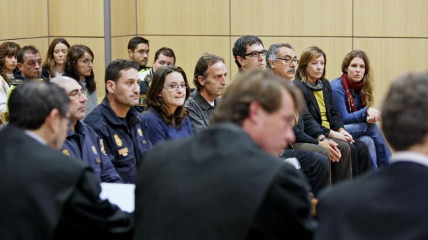 Los manifestantes, entre ellos las diputadas autonómicas Mónica Oltra y Marga Sanz, que opusieron resistencia a los derribos que pretendía realizar el Ayuntamiento de Valencia en el barrio del Cabanyal, se sientan en le banquillo al comienzo del juicio de faltas que se celebra contra ellos.