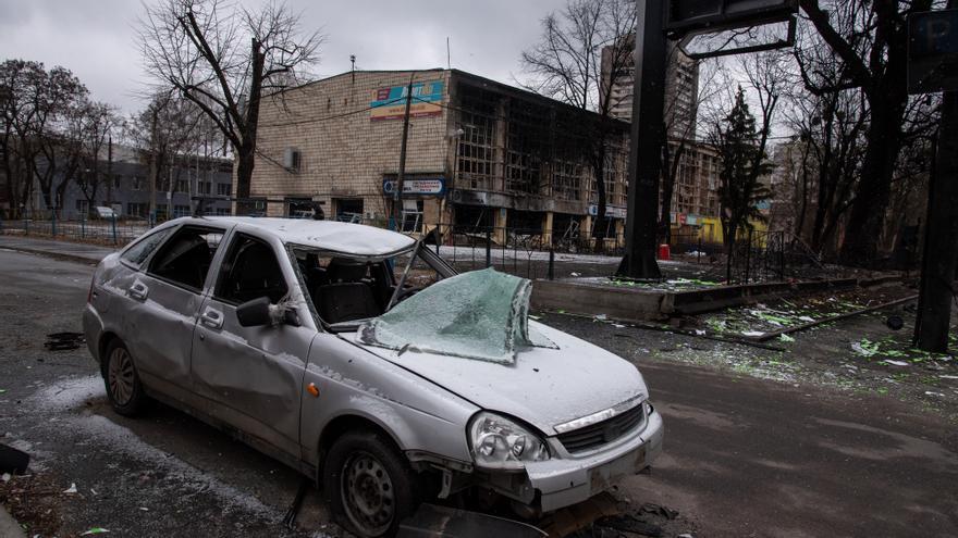 Un taller de coches en Kiev adapta las armas capturadas a los rusos para las tropas ucranianas