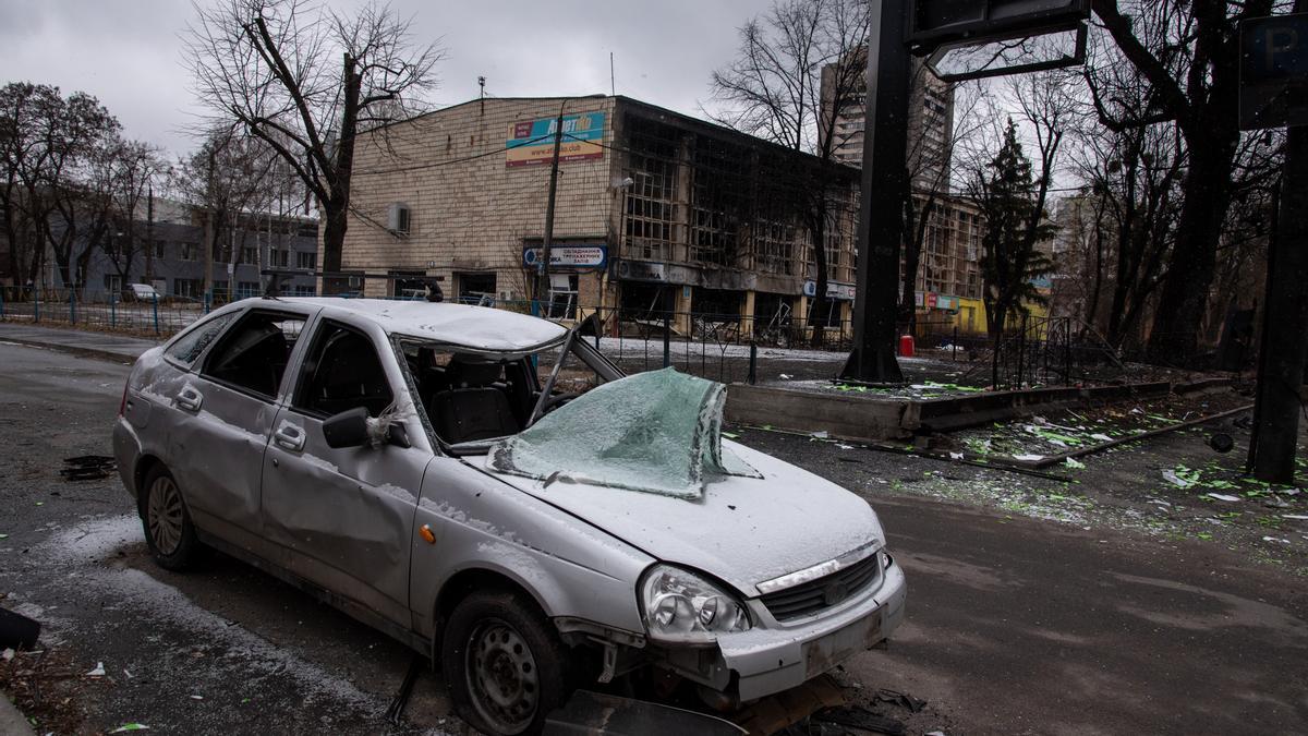 Un taller de coches en Kiev adapta las armas capturadas a los rusos para las tropas ucranianas