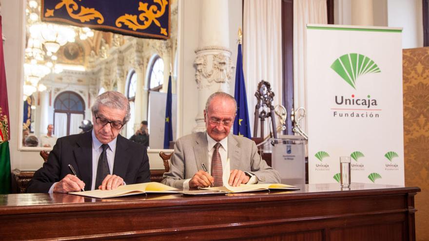 Medel y De la Torre, firmando el convenio