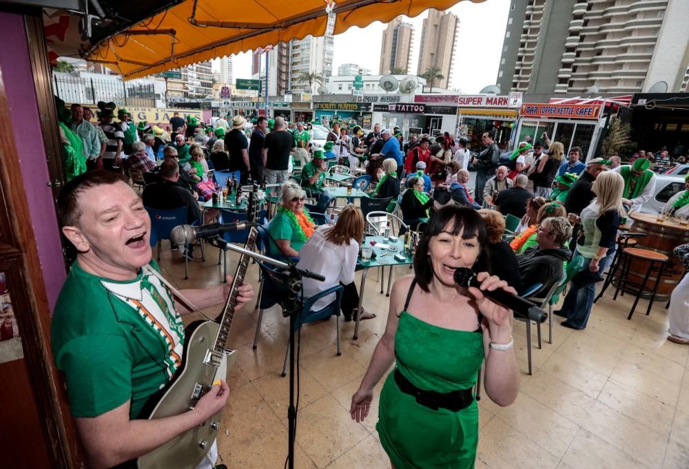 Las calles de la zona de pubs ingleses se tiñen de una marea verde que, como es tradición, conmemora esta fiesta irlandesa por todo lo alto