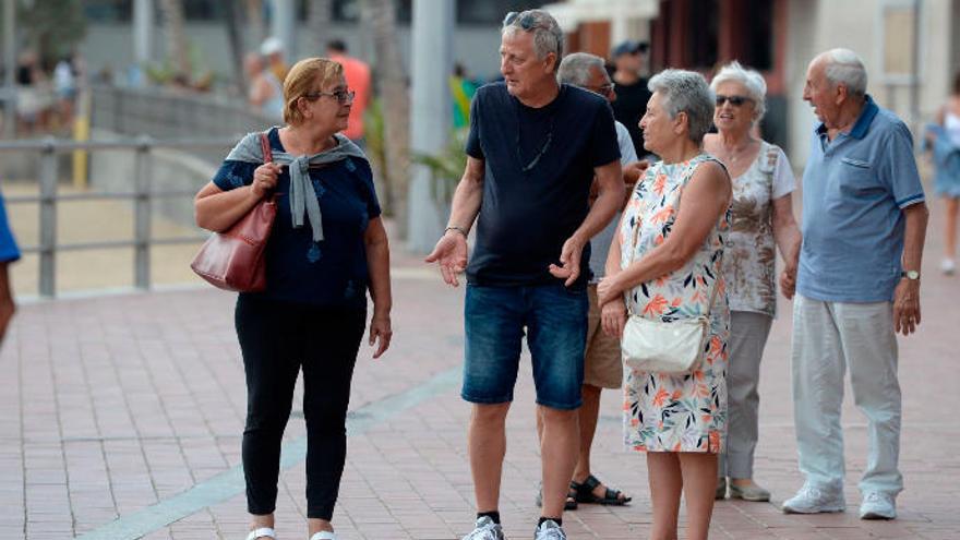 Turistas pasean por Las Canteras.