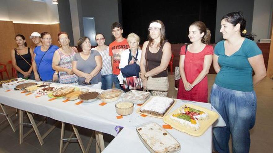 Las cocineras con sus postres en el centro cultural | gabriel fuselli