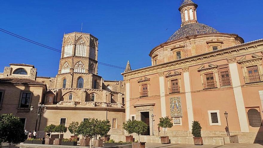 El nuevo aspecto de la catedral de València, ya sin lonas y con la cubierta completamente reparada.